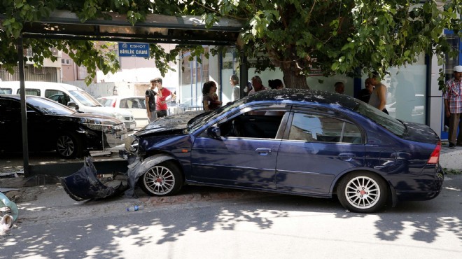İzmir de otomobil otobüs durağına girdi: 2 yaralı