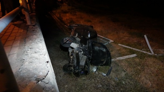 İzmir de otomobil şarampole uçtu: Kaza sonrası arkadaş kazığı!