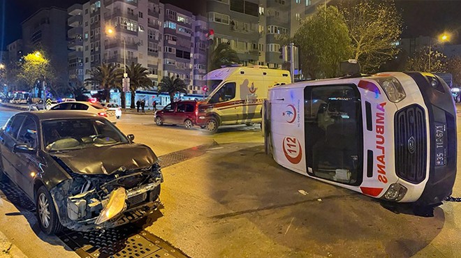 İzmir de otomobille çarpışan ambulans yan yattı