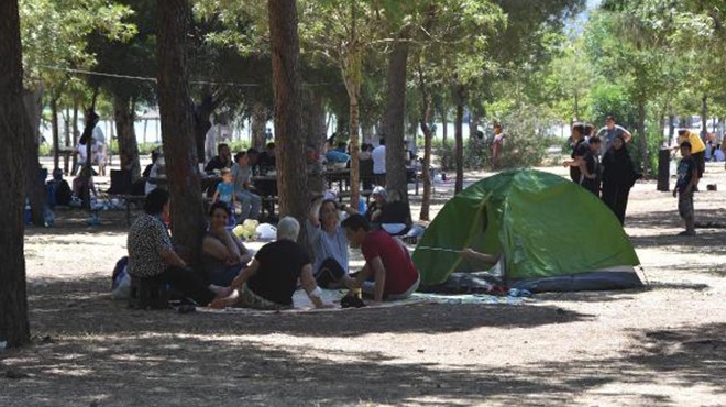 İzmir’de piknik yerlerinde  kısıtlamasız pazar  yoğunluğu