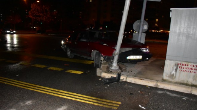 İzmir de polis  dur  dedi, kaza yaptı: Hırsızlıktan arandığı ortaya çıktı!
