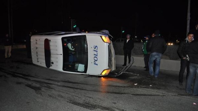 İzmir de polis otosu kaza yaptı: 2 yaralı