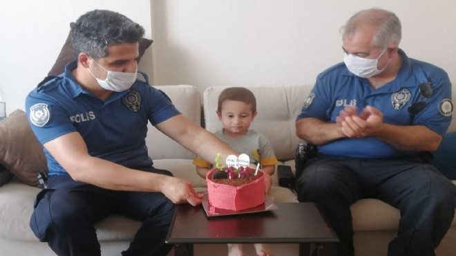 İzmir de polislerden 4 yaşındaki Ata Buray’a doğum günü sürprizi