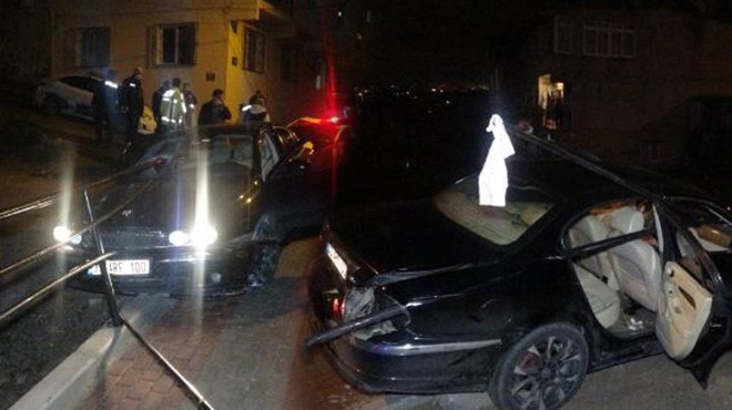 İzmir de polisten kaçan araç demire saplandı!