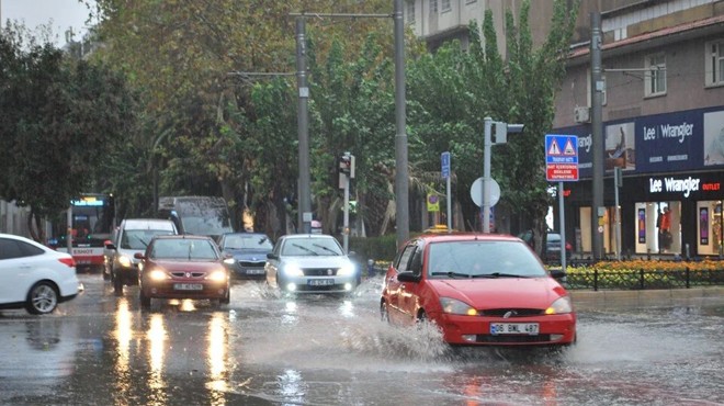 İzmir de sağanak etkisi... Hangi bölgelerde trafik yoğun?
