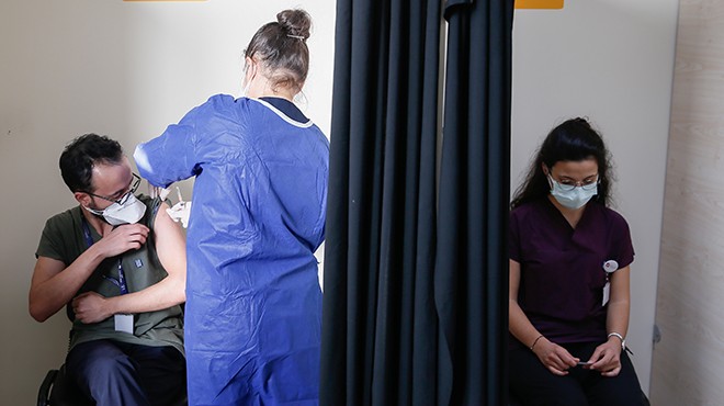 İzmir de sağlıkçılara ikinci doz aşı uygulaması başladı