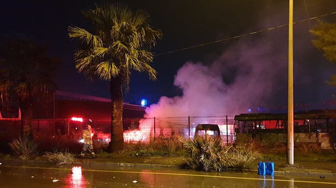 İzmir de servis bakım alanında yangın: 6 araç kül oldu!