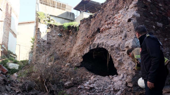 İzmir de sinagogun duvarı çöktü: Bir kişi yaralandı!