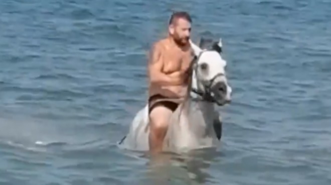 İzmir de sıradan bir gün... Denize atla giren kovboy!