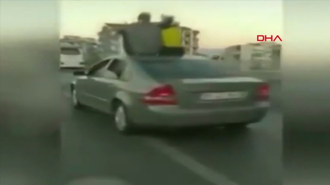 İzmir de şok eden görüntü: Sürücü otomobilin üzerine çıktı!