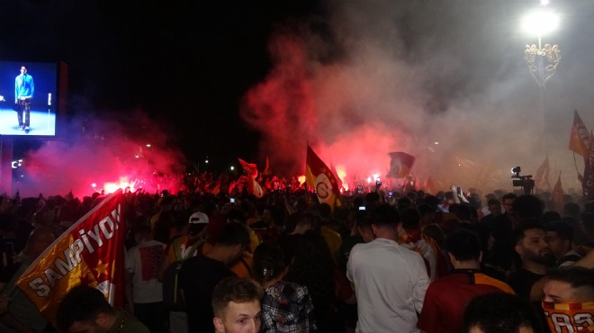 İzmir de taraftarlar kutlamalarda sokağa taştı!