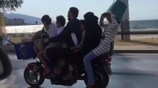 İzmir de tehlikeli yolculuk: Motosiklet üzerinde 6 kişilik aile!