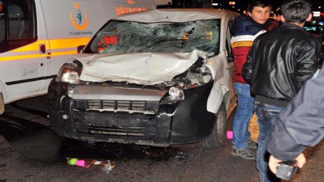 İzmir de ticari araç motosiklete çarptı: 2 yaralı