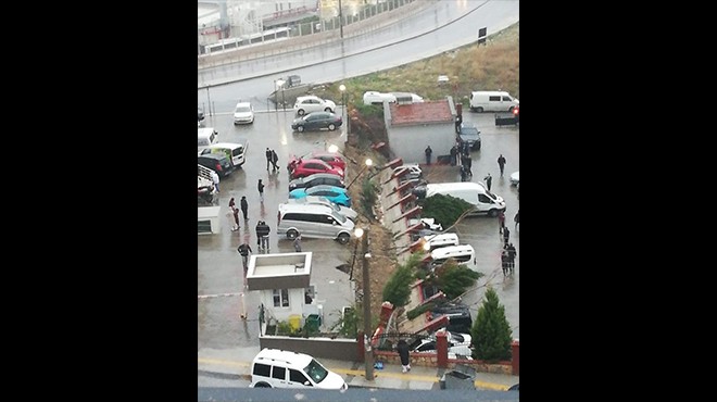 İzmir de toprak kayması! Arabaların üstüne yıkıldı