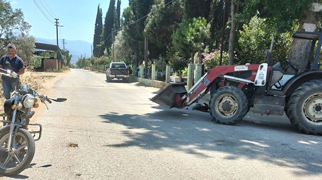 İzmir de traktör ve motosiklet çarpıştı: 2 yaralı