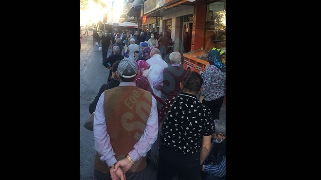 İzmir de uzadıkça uzayan askıda ekmek kuyruğu... İşte halkın gerçek gündemi!
