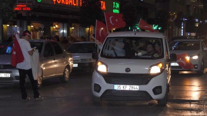 İzmir de vatandaşlardan seçim kutlaması