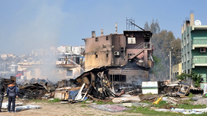 İzmir de yangın kabusu: Üç katlı ev kül oldu