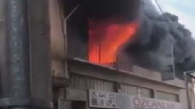 İzmir de yangın: Mobilya dükkanı kül oldu