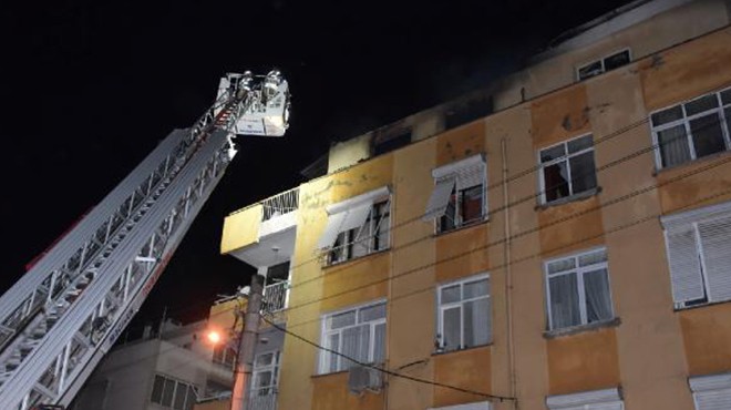 İzmir de yangın paniği: Engelli vatandaşı itfaiye kurtardı!