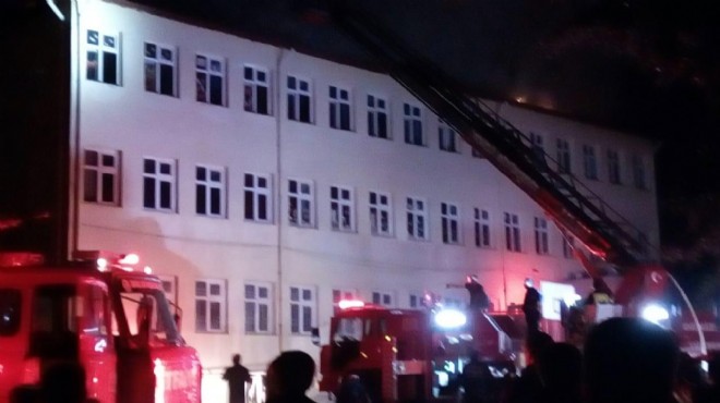 İzmir de yıldırım düşen okulda yangın çıktı