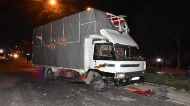 İzmir de yük taşıyan kamyon devrildi: 1 yaralı
