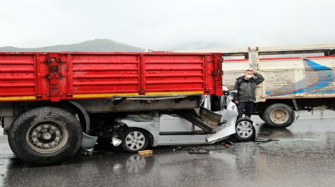 İzmir de zincirleme kaza! 9 araç, 10 yaralı