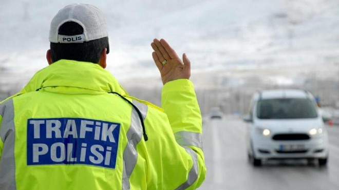 İzmir deki trafik denetimlerinde 20 bin 556 sürücüye ceza uygulandı