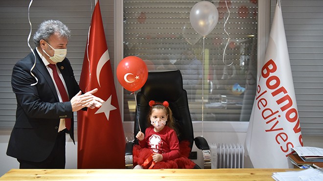 İzmir depreminin simge ismi Ayda başkanlık koltuğuna oturdu