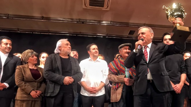 İzmir e büyük onur: Kocaoğlu ödülü Müjdat Gezen den aldı