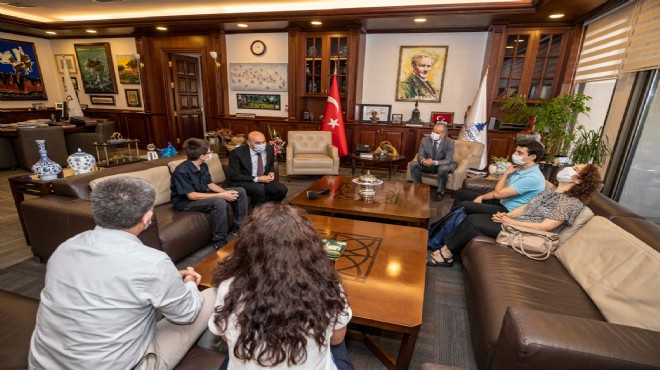 İzmir i gururlandıran öğrencilerden Başkan Soyer e ziyaret