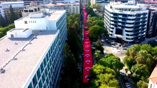 İzmir in gurur günü... 350 metrelik bayrak açıldı