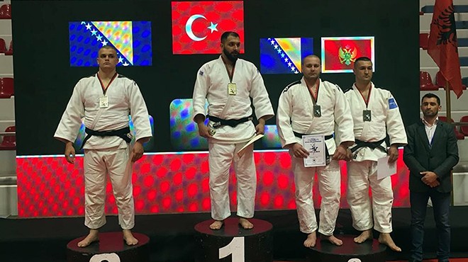 İzmir in judocuları ülkeye altınlarla dönüyor