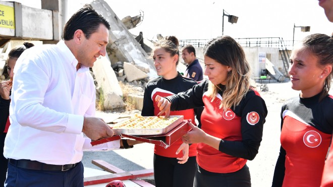 İzmir in kadın ateş savaşçılarına şampiyona öncesi  tatlı  sürpriz