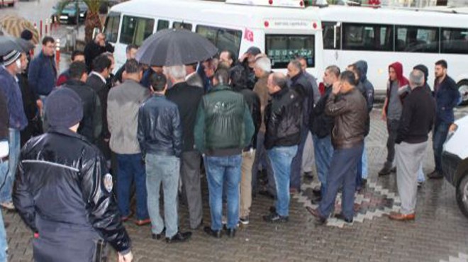 İzmir’in o ilçesinde minibüsçülerden yol kapatan isyan!