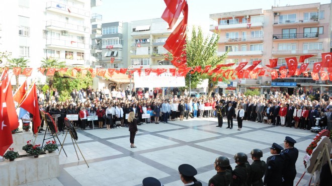 İzmir in o ilçesindeki törende  çelenk  krizi! İki partiden tepki