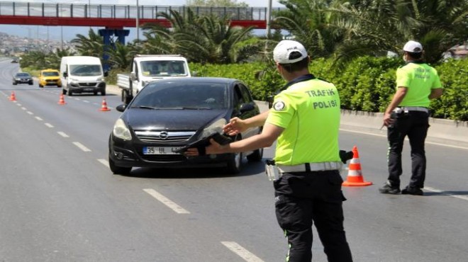 İzmir in haftalık trafik raporu: Sürücülere ceza yağdı!
