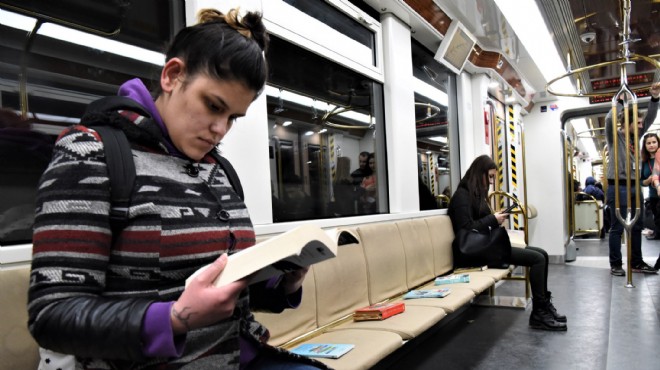 İzmir Metrosu nda yolculara kitap sürprizi