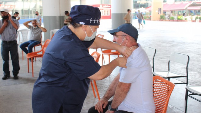 İzmir Otogarı’ndaki aşı standı yoğun ilgi görüyor