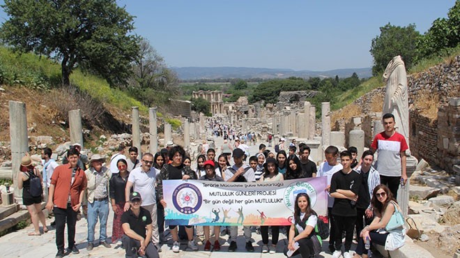 İzmir polisi, öğrenciler için gezi düzenledi