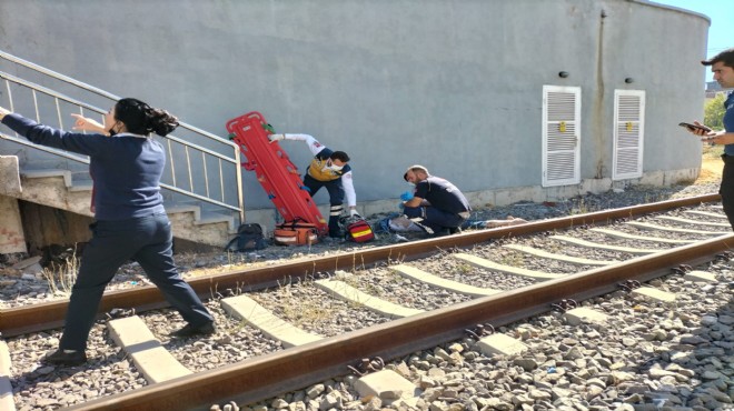İzmir raylarında dehşet anları... Yük treni çarptı!