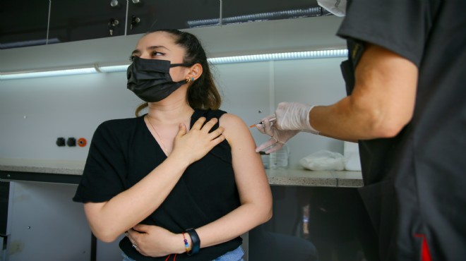 İzmir Tabip Odası’na kuyruklar için önlem çağrısı: Camilerde, okullarda aşı yapılmalı