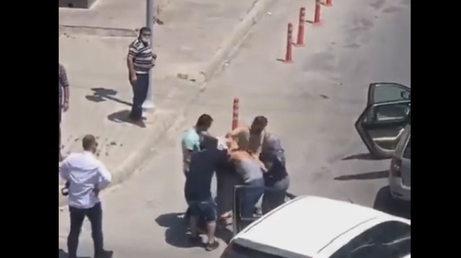 İzmir trafiğinde kadınlardan saç saça baş başa kavga