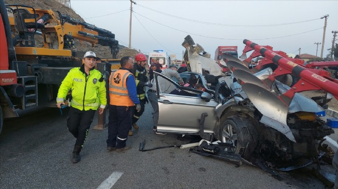 İzmir yolunda feci kaza... Araç traktörün altında kaldı!