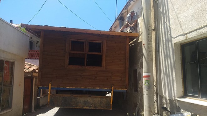 İzmir de taşınan prefabrik ev sokağa sıkıştı!