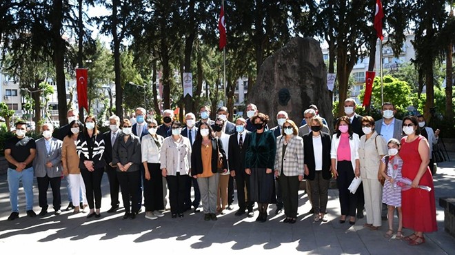 İzmirli başkanlardan Zübeyde Hanım Anıtı nda Anneler Günü kutlaması