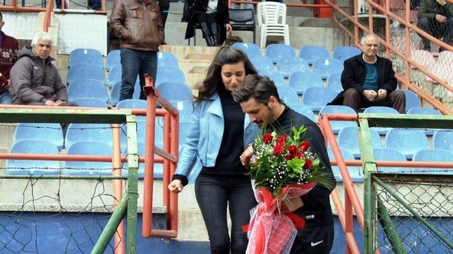 İzmirli futbolcudan sahada sürpriz evlenme teklifi