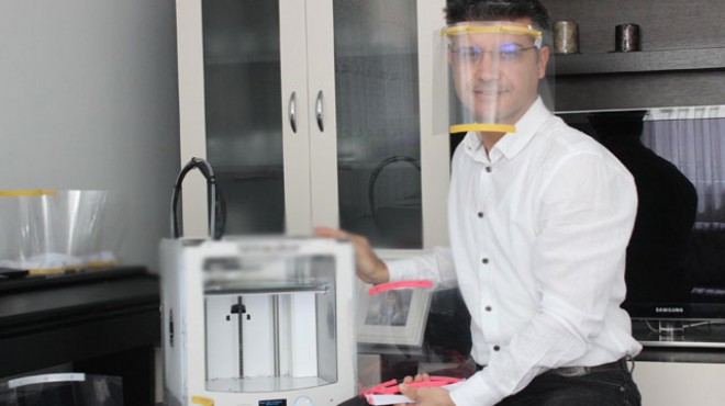 İzmirli öğretmen evinde 3D yazıcı ile siper maske üretiyor