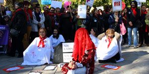 İzmirli kadınlar dan şiddete hayır yürüyüşü