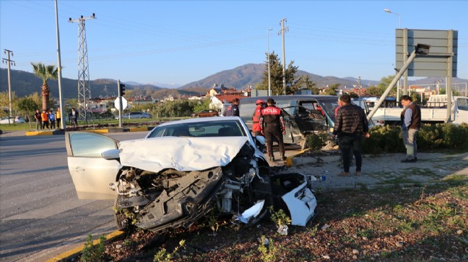 Kamyonet ile otomobil çarpıştı: 5 kişi yaralandı